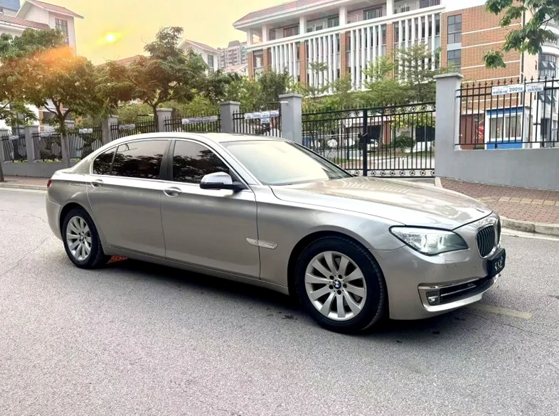 宝马7系 正面外观二