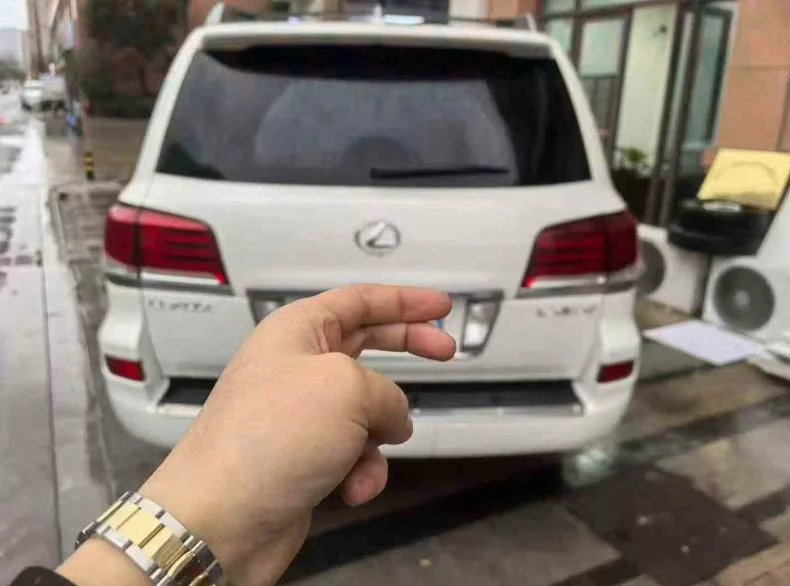 雷克萨斯LX 驾驶室