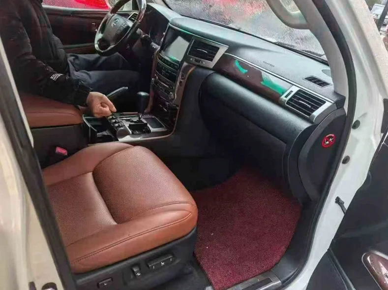 雷克萨斯LX 后面外观三