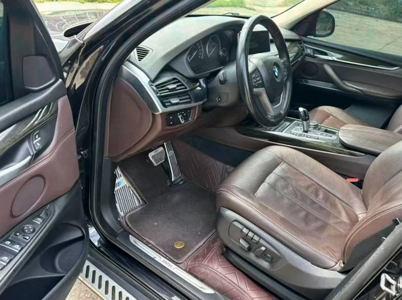 宝马X5 后面外观一