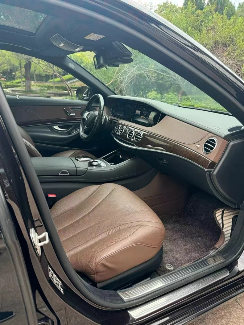 奔驰S 后面外观三