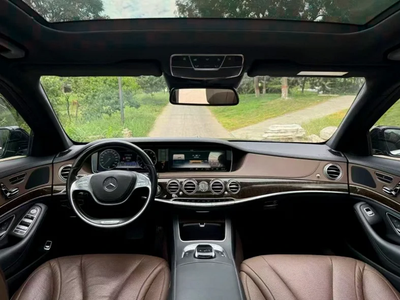 奔驰S 内饰后排