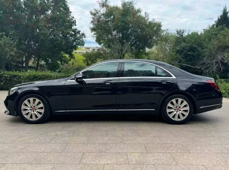 奔驰S 后面外观一