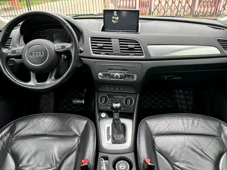 奥迪Q3 内饰前排