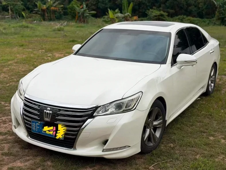 丰田皇冠 正面外观二