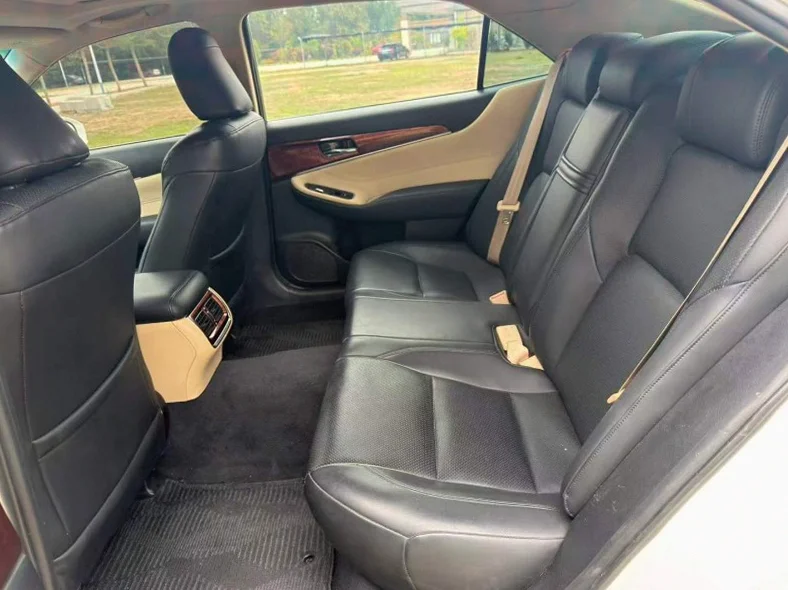 丰田皇冠 后面外观二