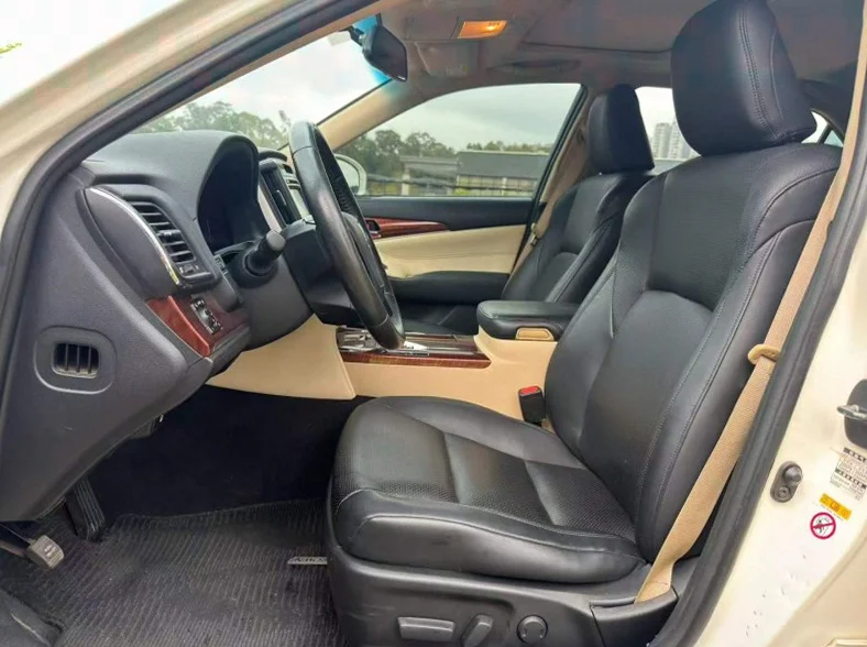 丰田皇冠 内饰前排