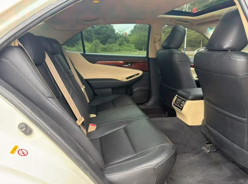 丰田皇冠 后面外观一