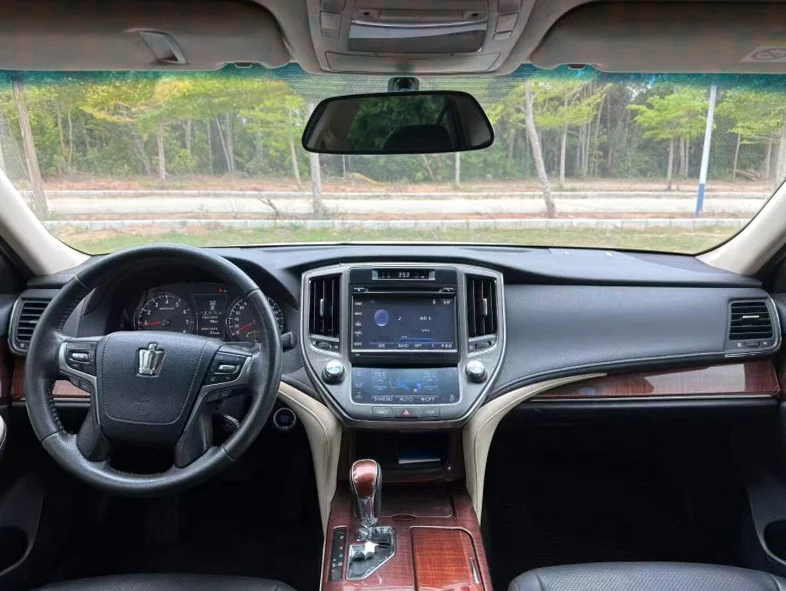 丰田皇冠 内饰后排