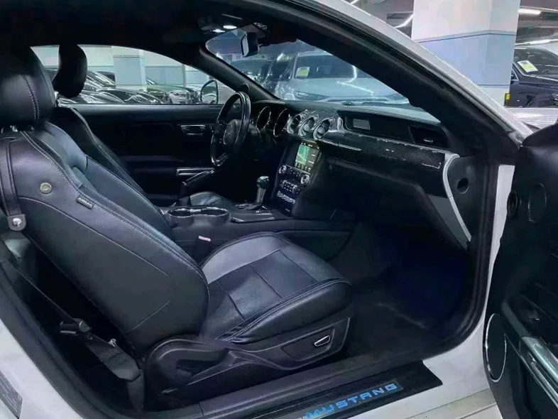 福特野马 驾驶室