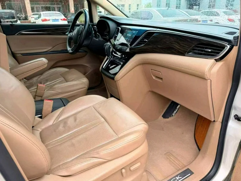 别克GL8 后面外观二