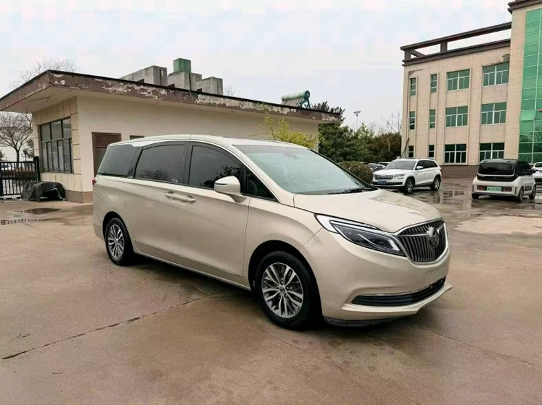 别克GL8 正面外观三