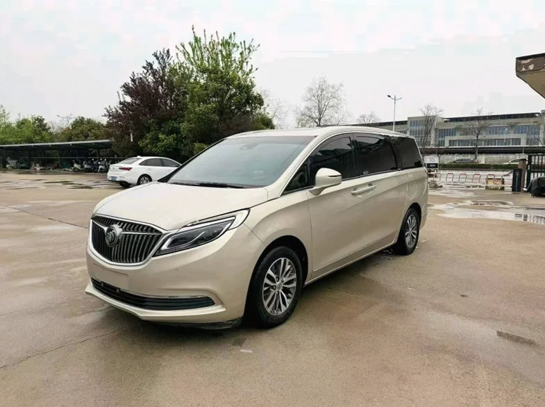 别克GL8 正面外观二