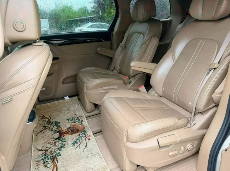 别克GL8 后面外观一