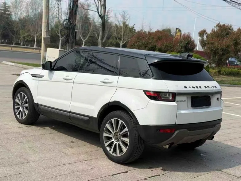 路虎极光 内饰后排