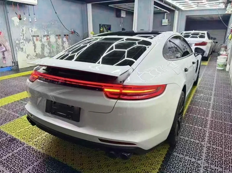 保时捷帕拉梅拉 后面外观一