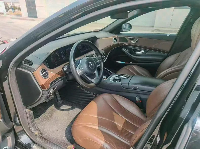 奔驰S 后面外观三