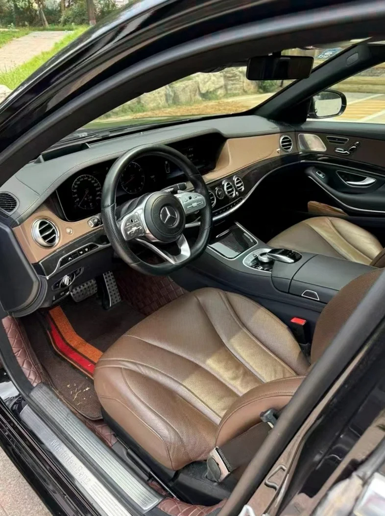 奔驰S 后面外观二