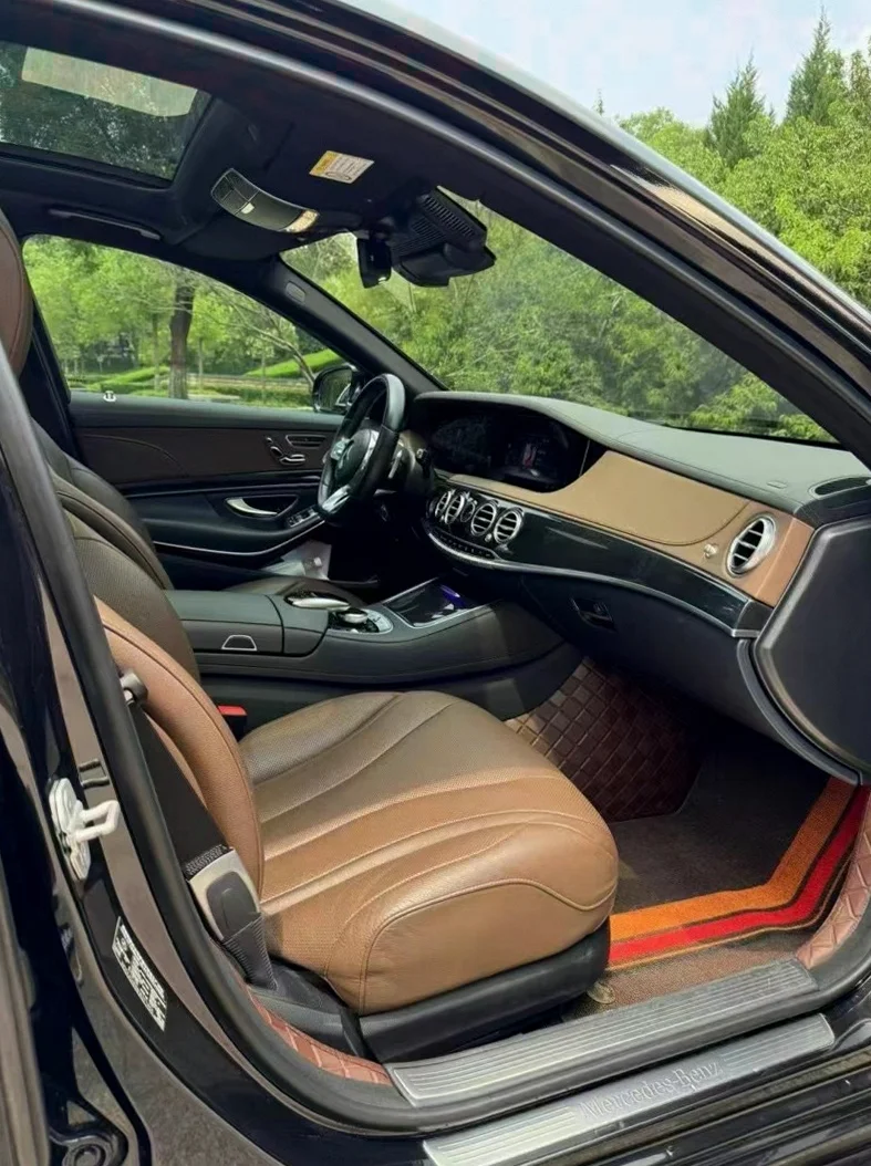 奔驰S 后面外观三