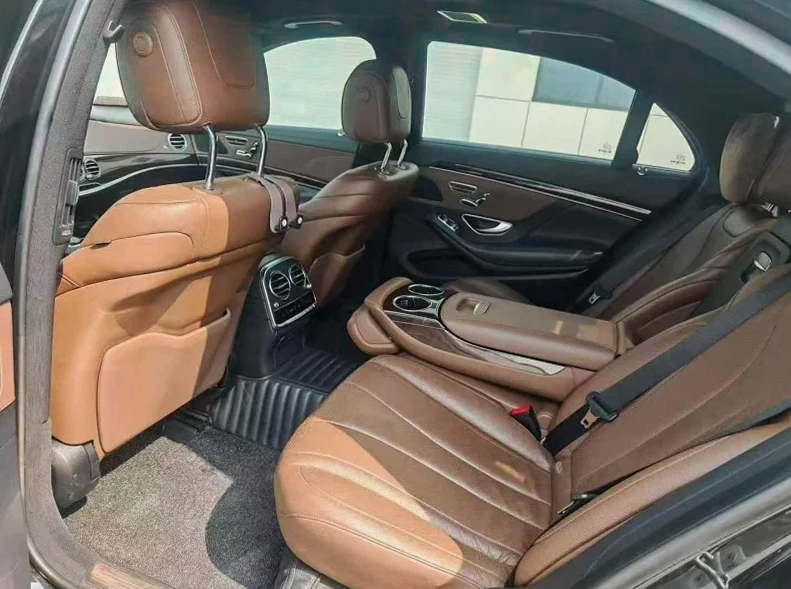 奔驰S 后面外观二