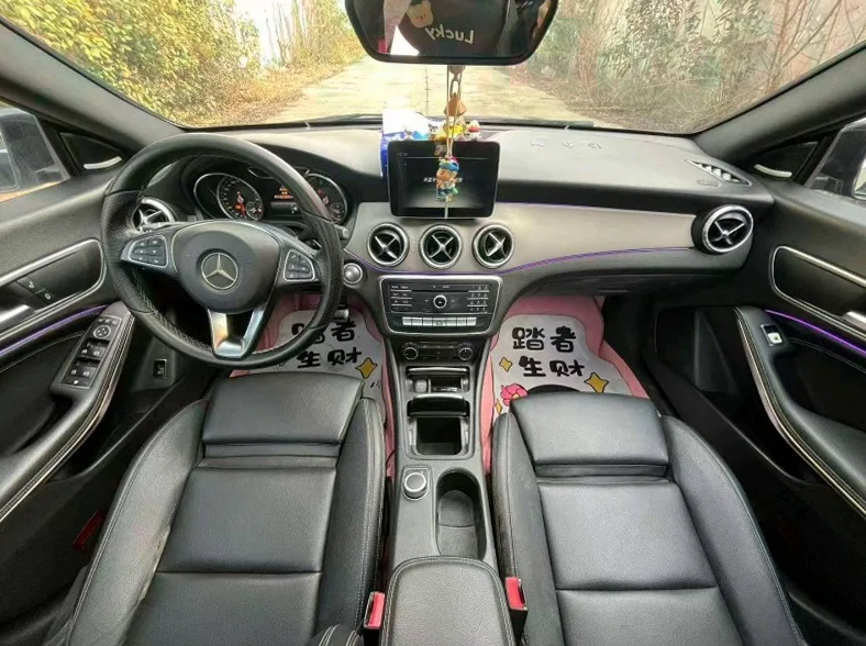 奔驰CLA 内饰后排