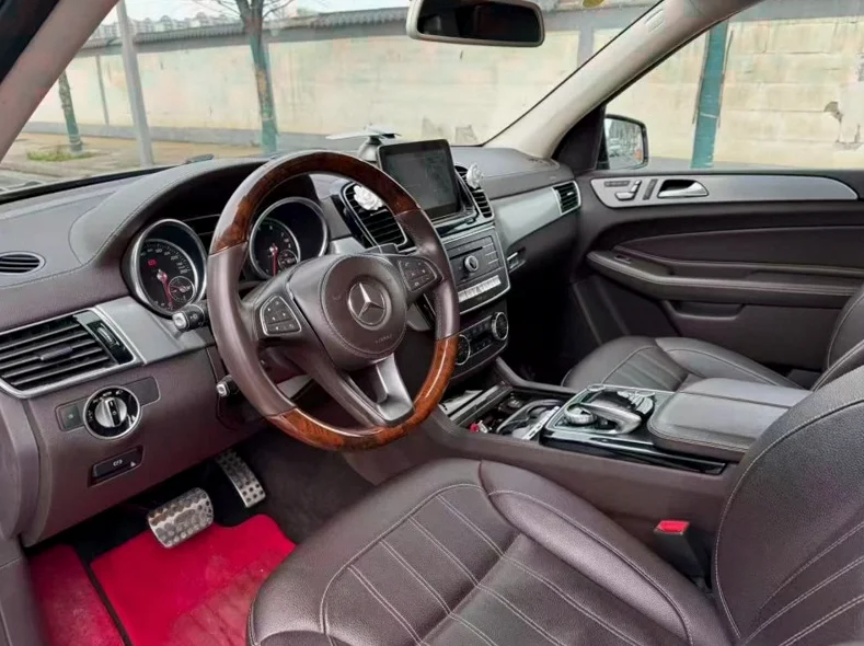 奔驰GLS 后面外观一