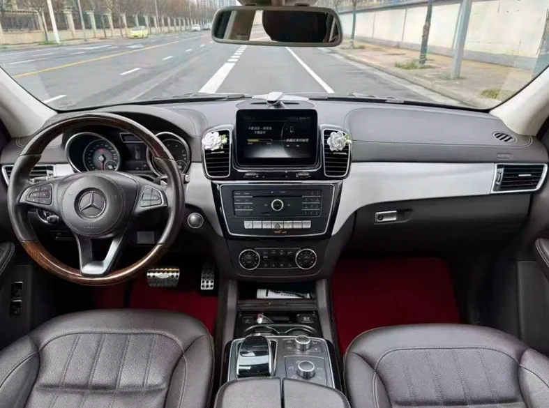 奔驰GLS 后面外观三