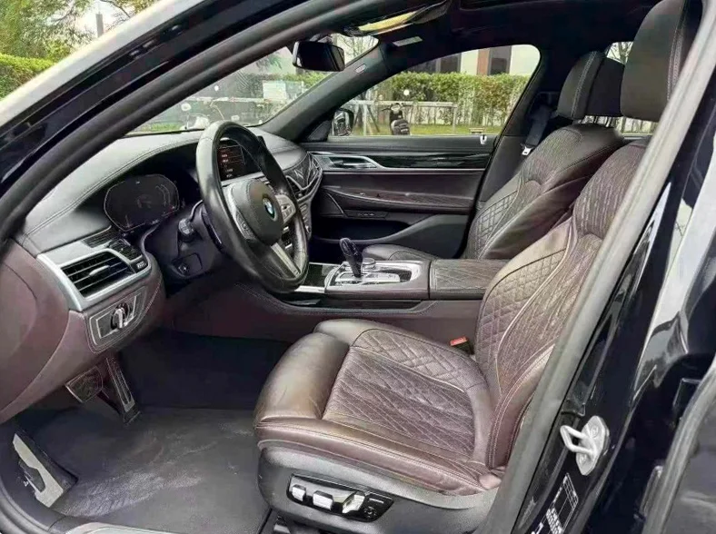 宝马7系 后面外观一