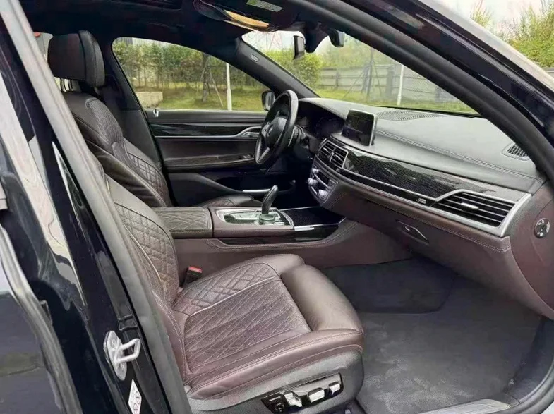 宝马7系 后面外观三