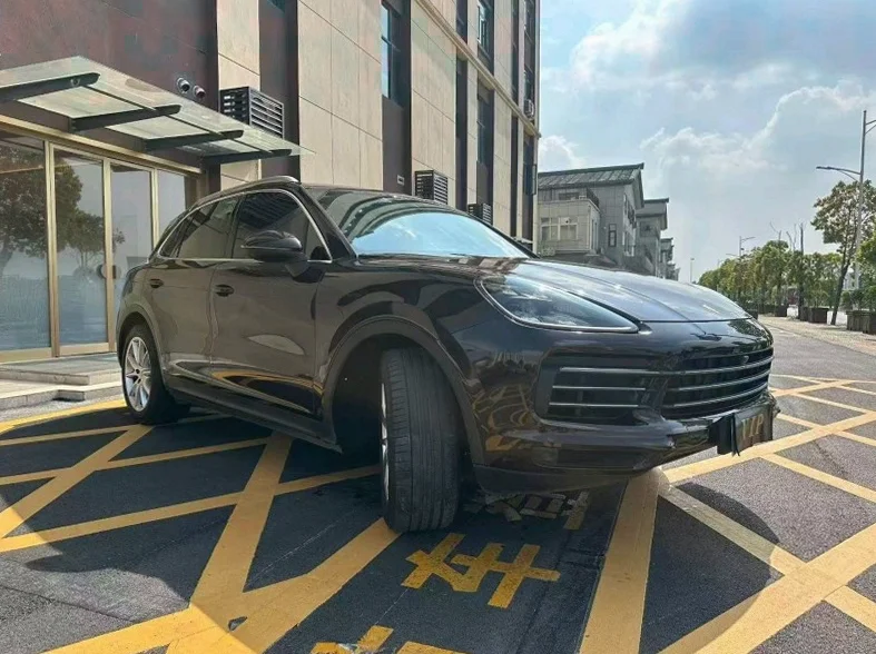 保时捷卡宴 驾驶室