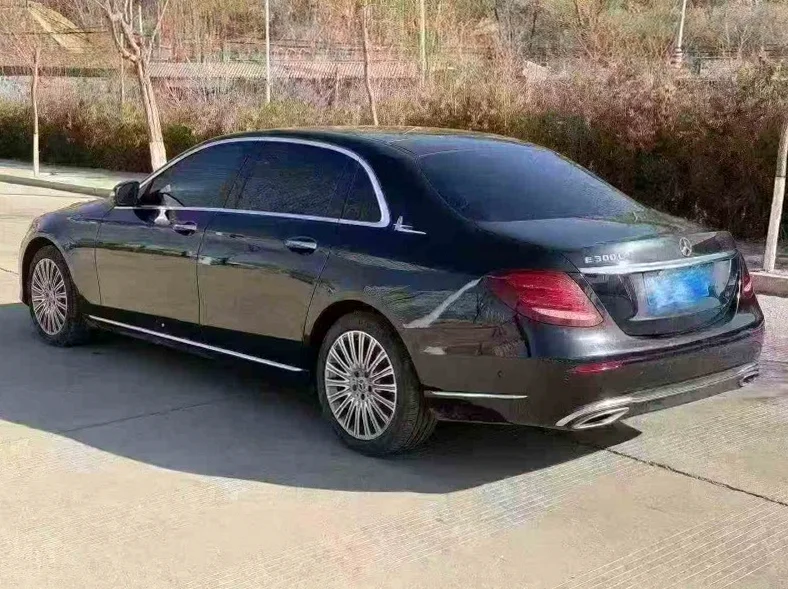 奔驰E 内饰后排