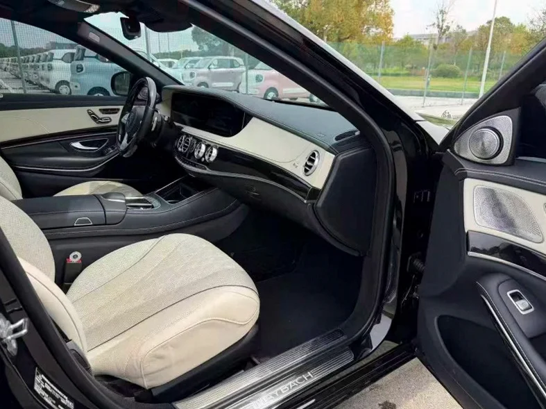 奔驰S 后面外观三