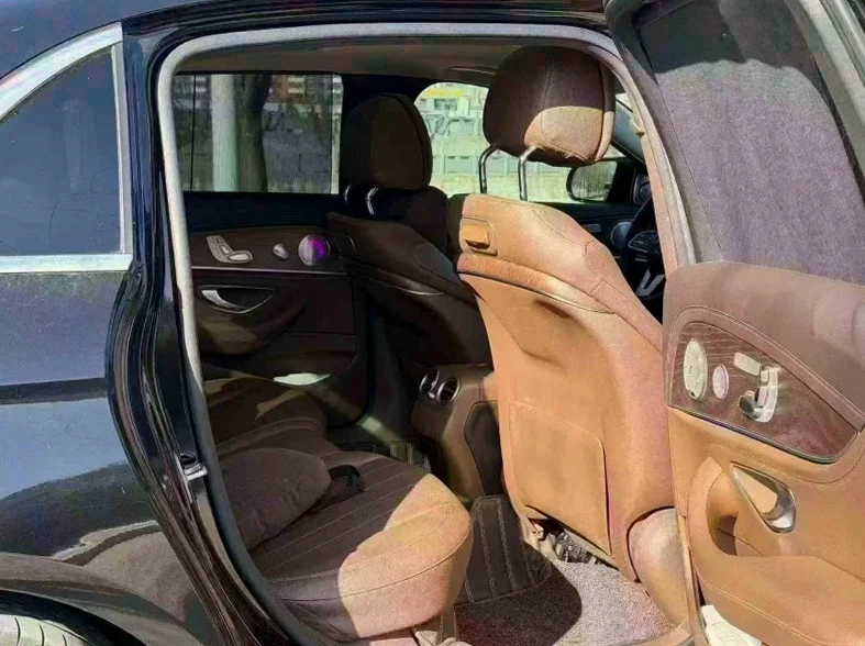 奔驰E 后面外观三