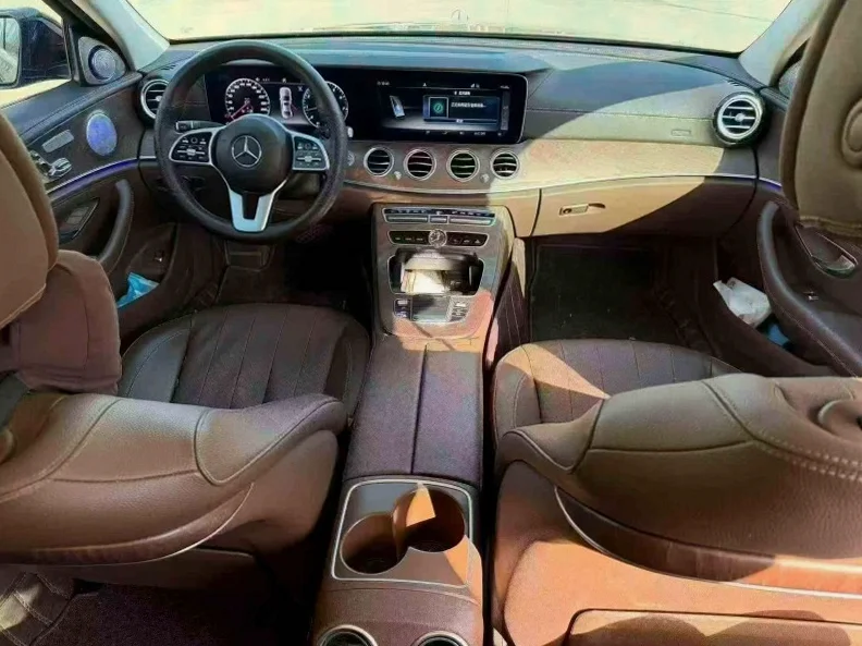 奔驰E 后面外观一