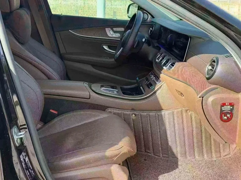 奔驰E 后面外观二