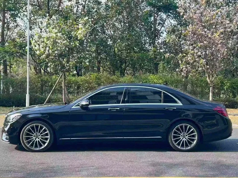 奔驰S 内饰后排