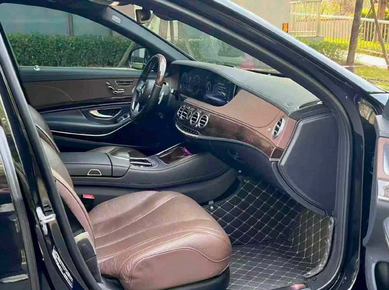 奔驰S 后面外观一