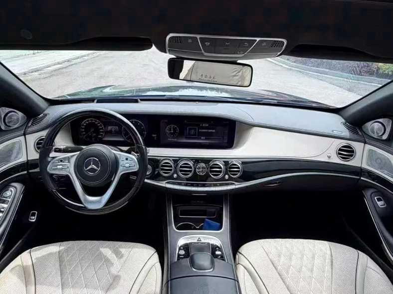 奔驰S 后面外观一