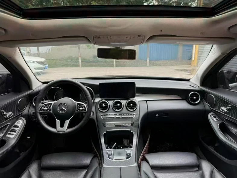 奔驰C 内饰前排