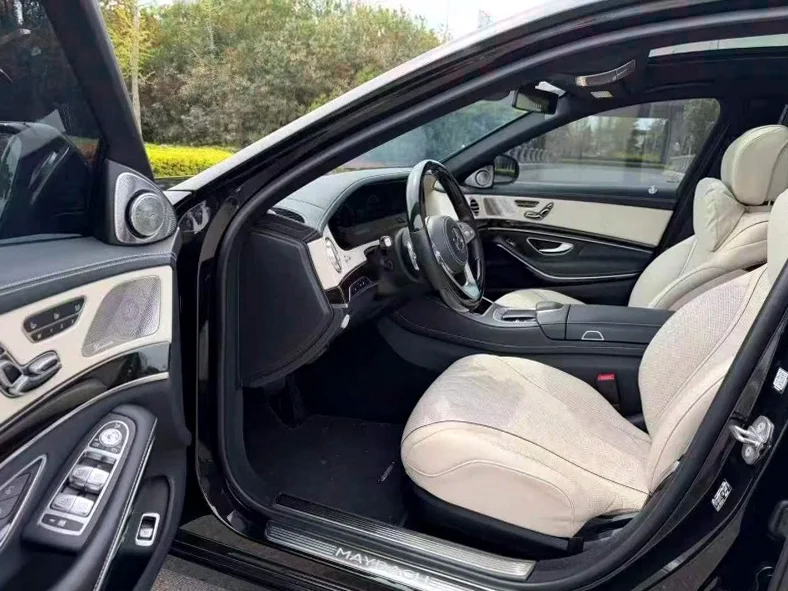 奔驰S 后面外观二