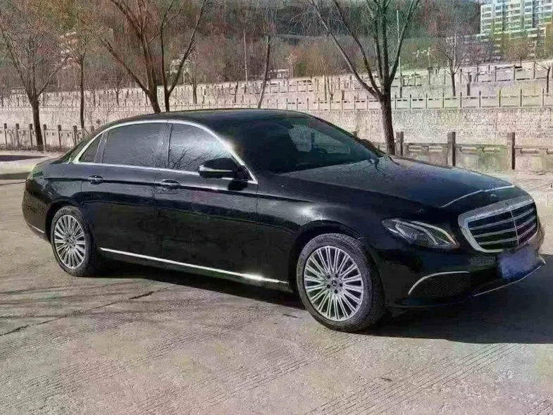 奔驰E 正面外观二