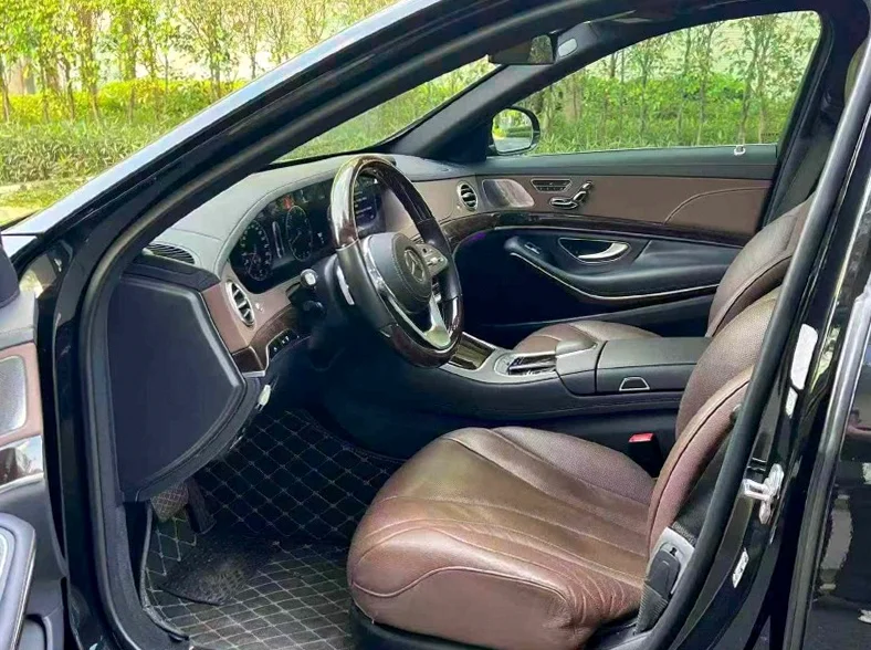 奔驰S 后面外观二