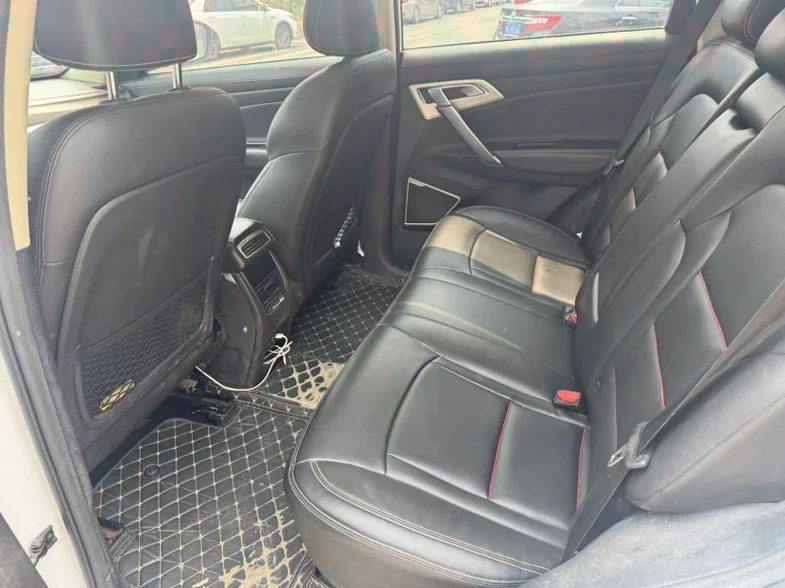 吉利博越 内饰后排