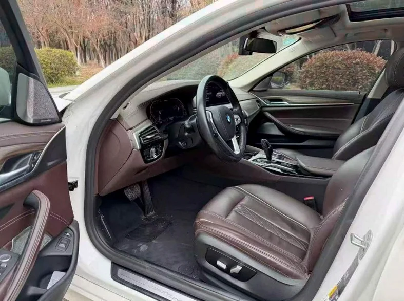 宝马5系 后面外观一