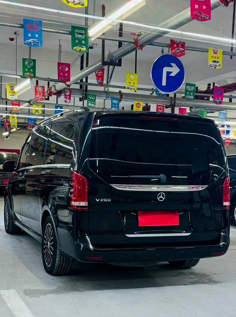 奔驰V 后面外观一