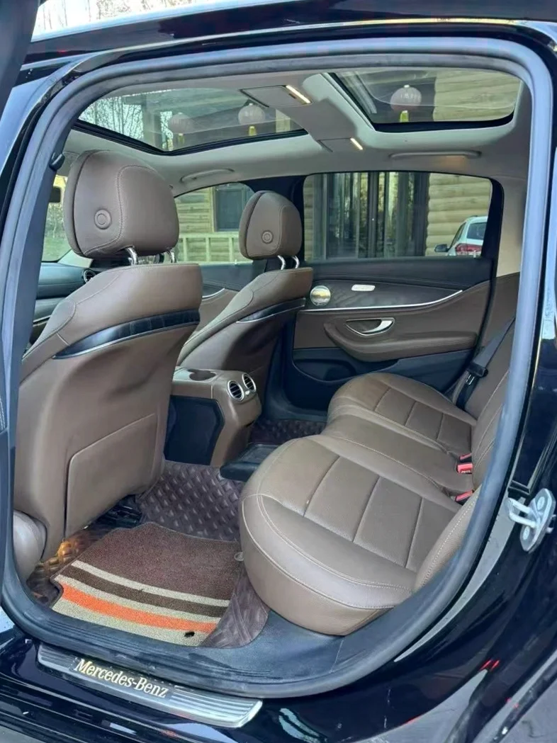 奔驰E 内饰前排