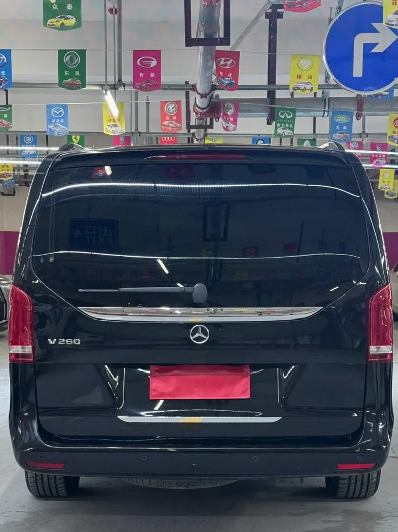 奔驰V 正面外观三