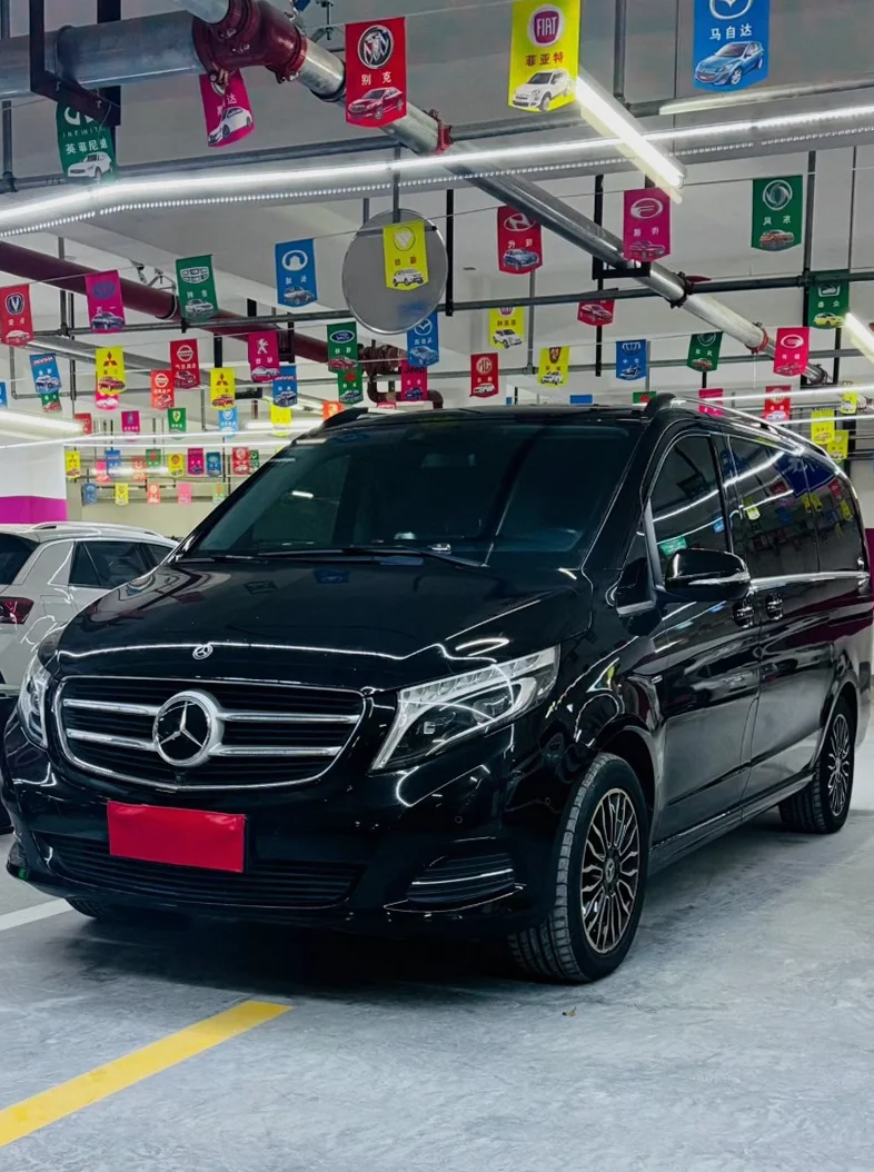 奔驰V 后面外观三