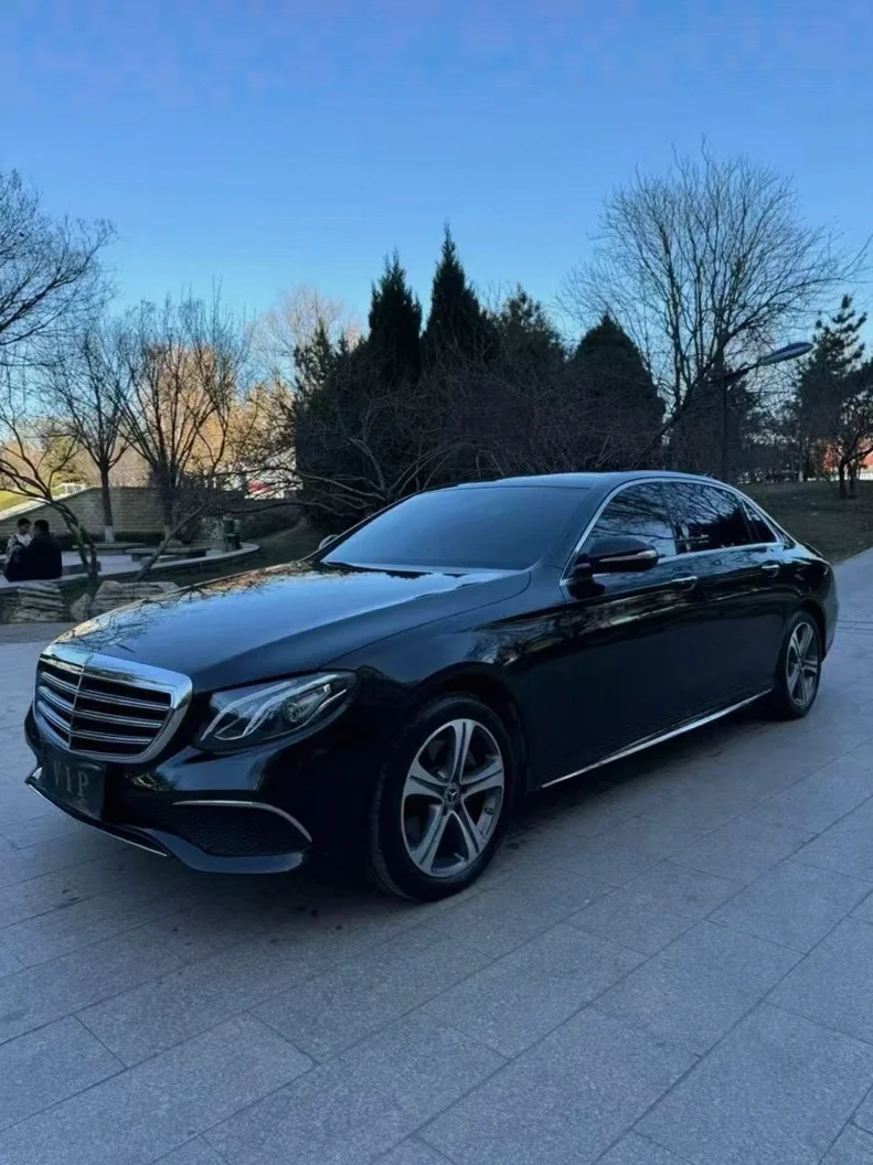 奔驰E 正面外观二