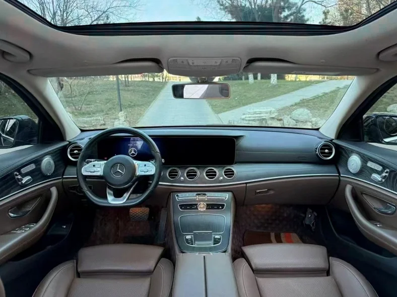 奔驰E 内饰后排